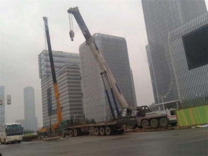 威信县“自动找平”—— 吊车的 “平地神器” 技术