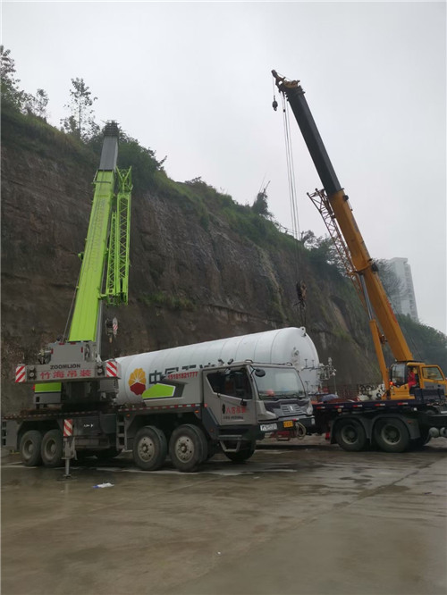 威信县“不怕风雨冻”—— 吊车的 “恶劣环境适应” 技术